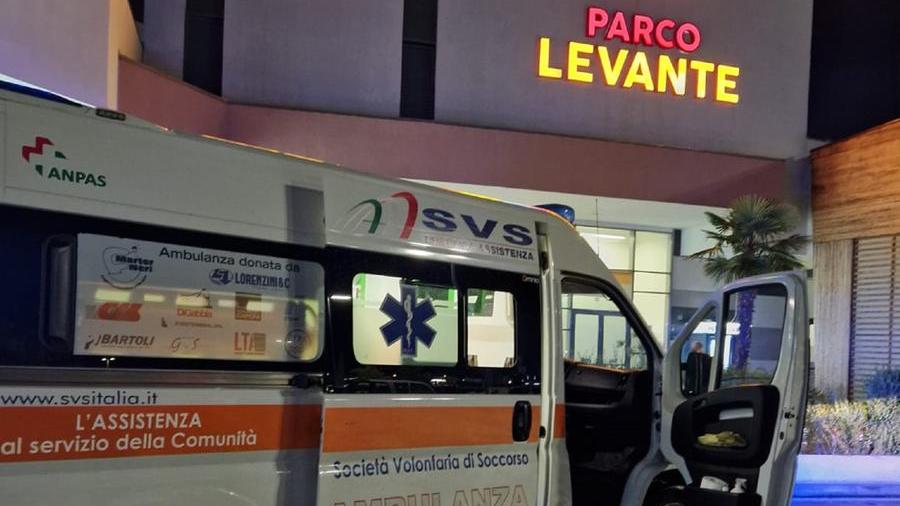 L'ambulanza della Svs sul posto al Parco Levante
