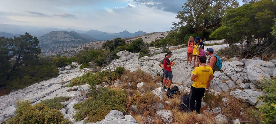 
	Gli operatori del Soccorso alpino e speleologico della Sardegna con i turisti finalmente ritrovati


