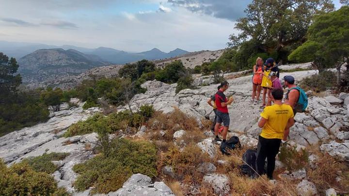 
	Gli operatori del Soccorso alpino e speleologico della Sardegna con i turisti finalmente ritrovati

