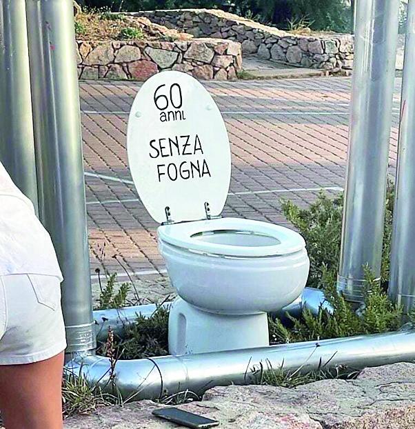 Portobello senza fogne ancora dopo 60 anni: un provocatorio wc-scultura scatena i social