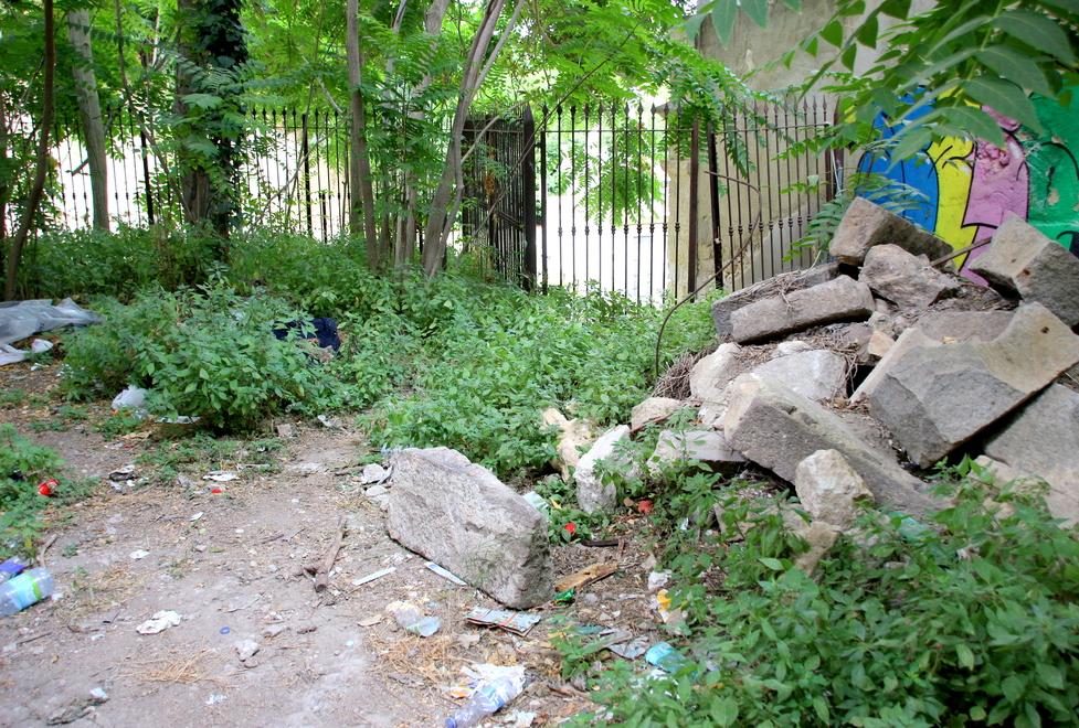 Un angolo degradato accanto alla fontana (foto Ivan Nuvoli)