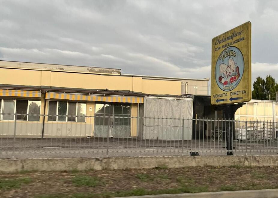 San Felice Ladri di notte nel salumificio 