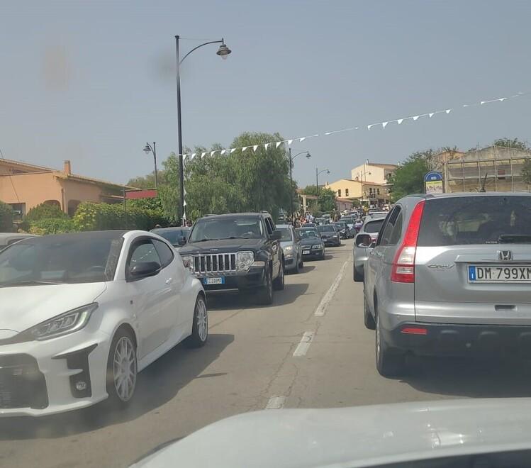 Una coda infinita a San Pantaleo: per 400 metri 45 minuti in auto