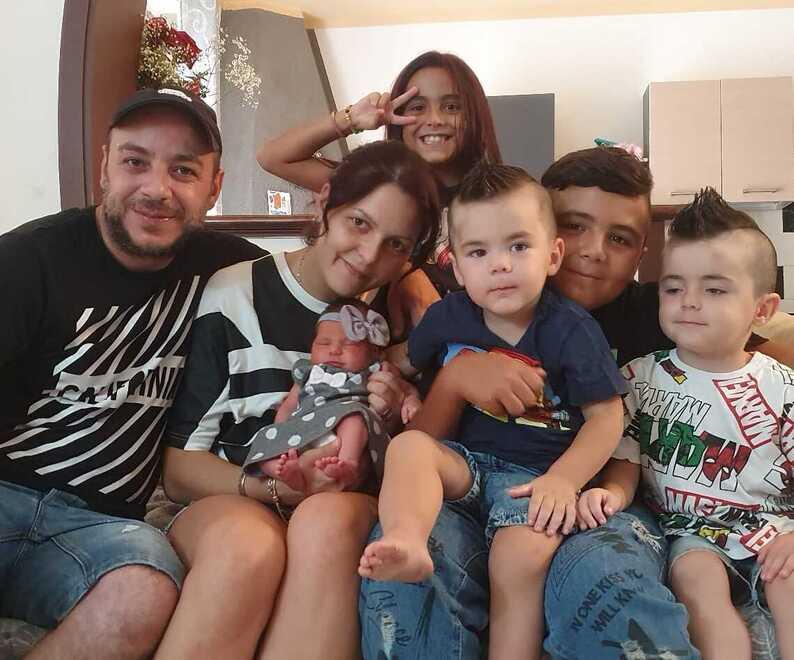 L’intera famiglia Ballisai insieme alla piccola Aurora Sofia, ultima di cinque fratelli