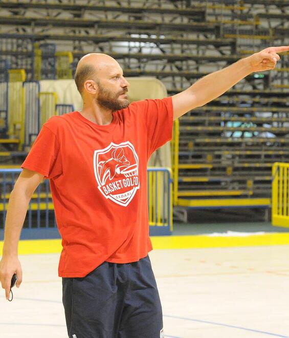 Il nuovo coach Damiano Cagnazzo mentre dirige l’allenamento
