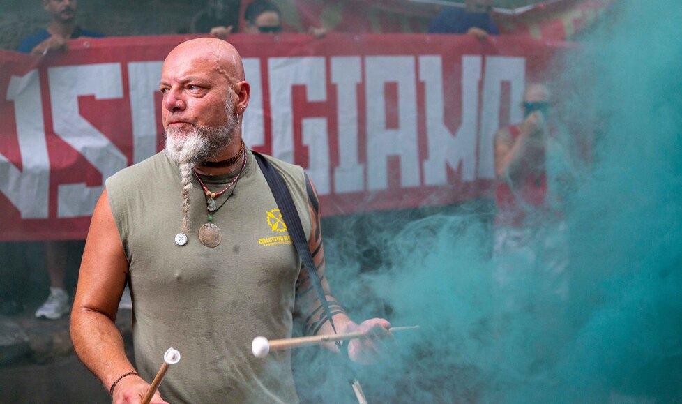 Canti, cortei e lotta operaia: arriva il docu-film sulla Gkn