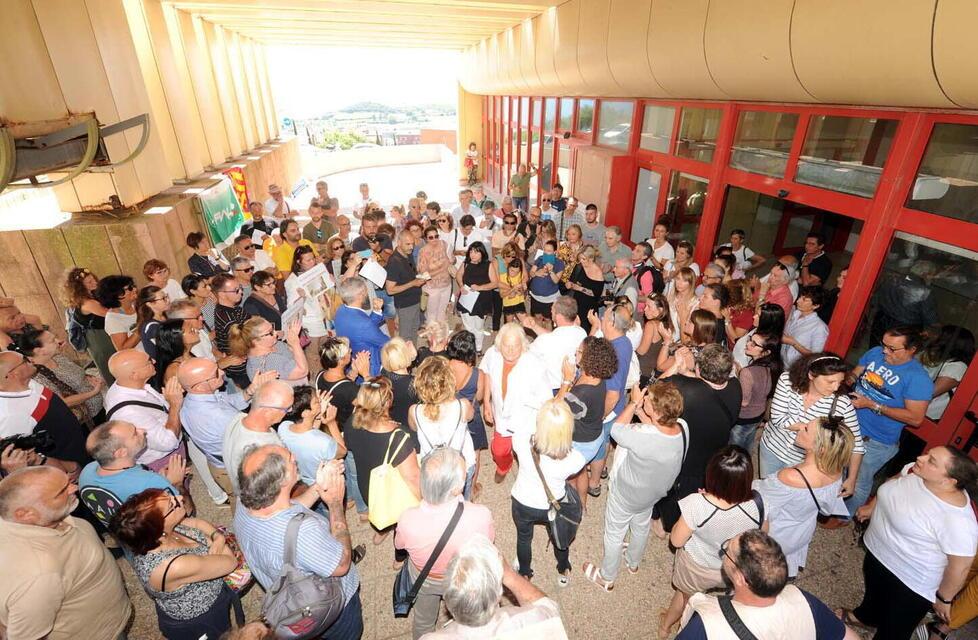 Uno dei sit-in di protesta a difesa del punto nascita dell’ospedale di Villamarina a Piombino