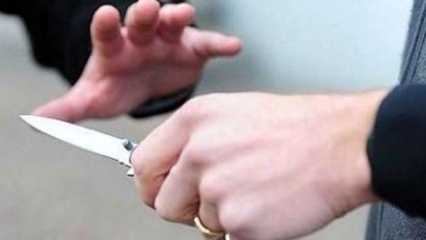 Minaccia la ex con un coltello: arrestato per tentata estorsione e lesioni