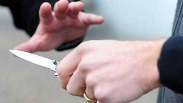 Minaccia la ex con un coltello: arrestato per tentata estorsione e lesioni