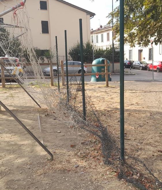 Scritte, reti divelte e giochi rotti vandalizzati i giardini di Colonnata