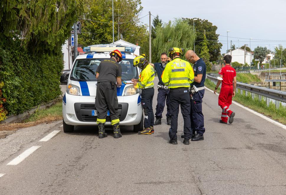 Ferrara. In scooter contro il palo della luce: muore il passeggero, ferito il conducente 