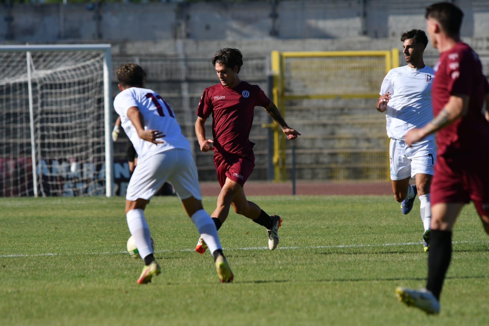 Un momento dell’allenamento congiunto di alcuni giorni fa tra il Pontedera e l’Arezzo (foto dalla pagina Fb dell’Us Città di Pontedera)
