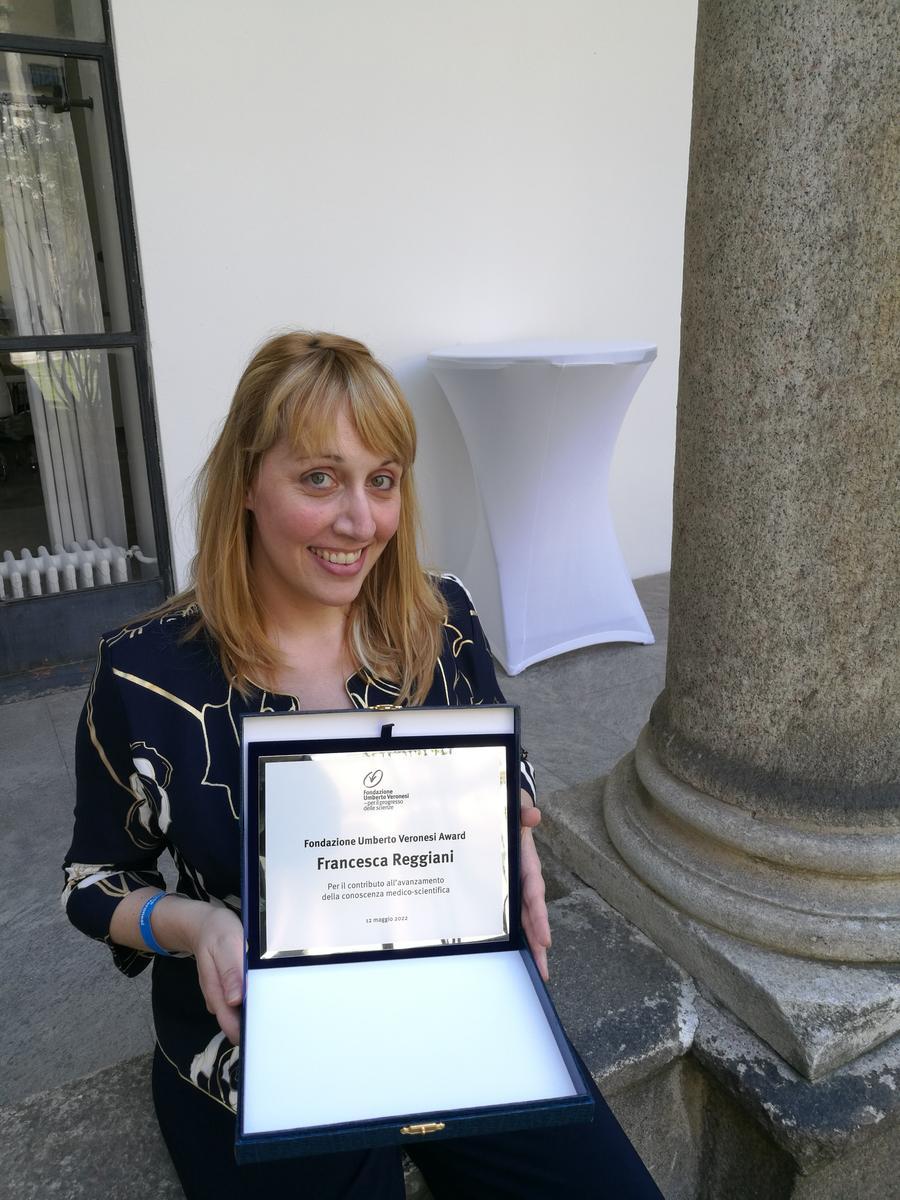 
	La ricercatrice cavriaghese dell&rsquo;Irccs Ausl Reggio Emilia Francesca Reggiani con il premio della Fondazione Umberto Veronesi

