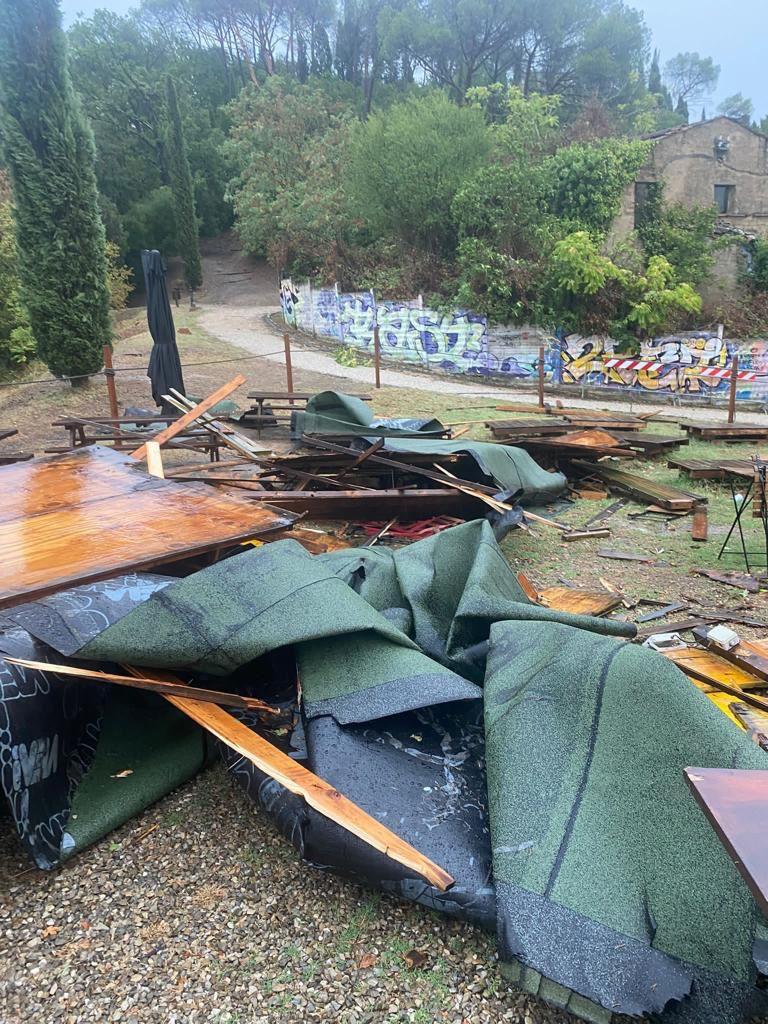 Scoperchiato il tetto dello Chalet: choc per lo storico locale a Certaldo