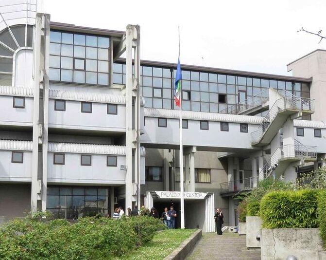 Minaccia di morte i genitori anziani, cinquantenne finisce in manette