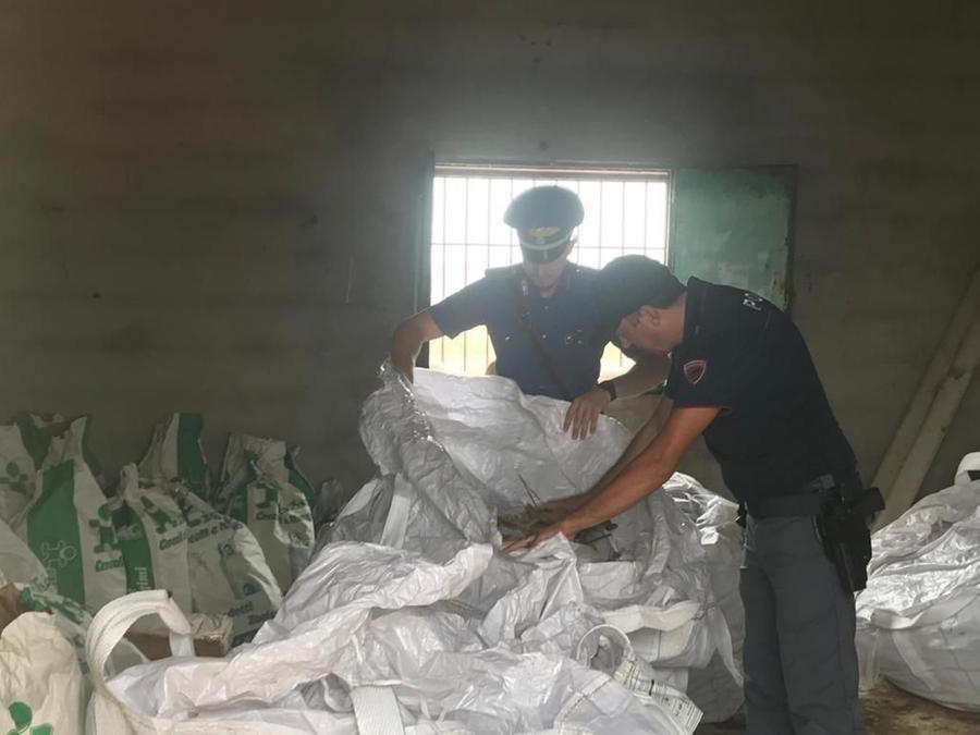 
	I sacchi&nbsp; con la&nbsp;marjuana nel deposito scoperto dalla squadra mobile di Oristano

