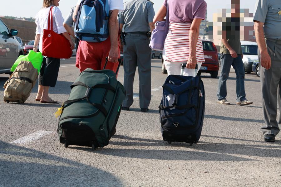 Mille sigarette fra i bagagli: multati 2 italiani scesi dal traghetto a Olbia