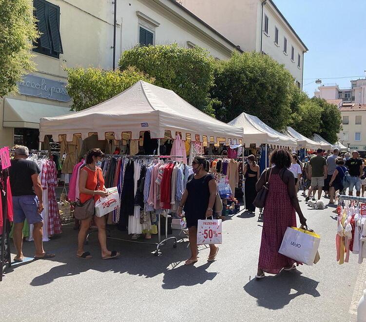 Tre giorni di Sbaracco a caccia di sconti negli oltre 80 banchi 