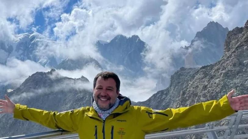 Salvini in montagna con la giacca della guide alpine, protesta a Courmayeur