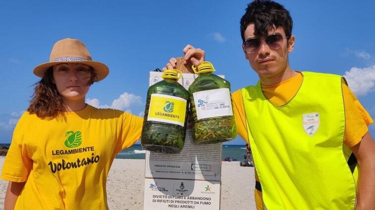Estate cafona, tremila mozziconi di sigarette gettati in spiaggia a Is Aruttas