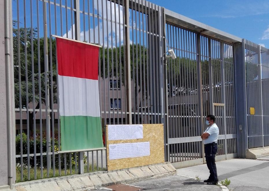 Una protesta negli anni scorsi degli agenti della polizia penitenziaria fuori dal carcere delle Sughere