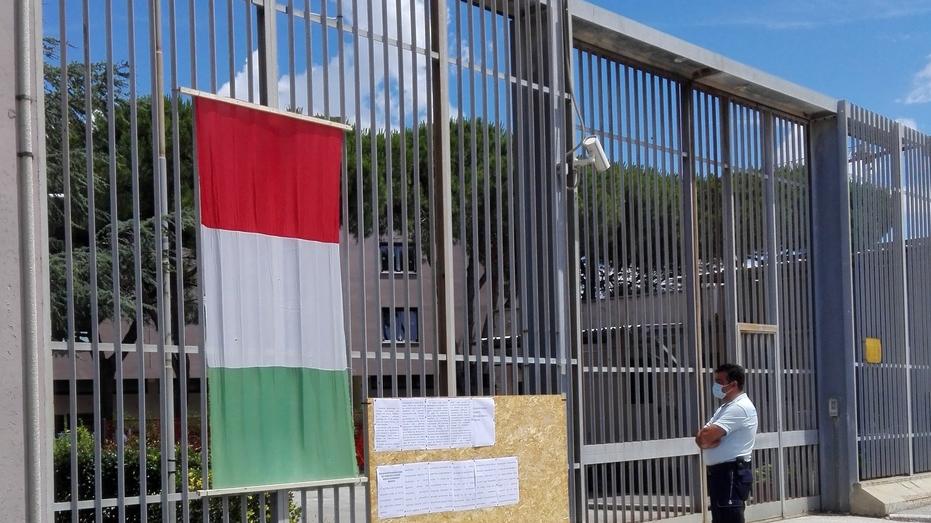 Una protesta negli anni scorsi degli agenti della polizia penitenziaria fuori dal carcere delle Sughere