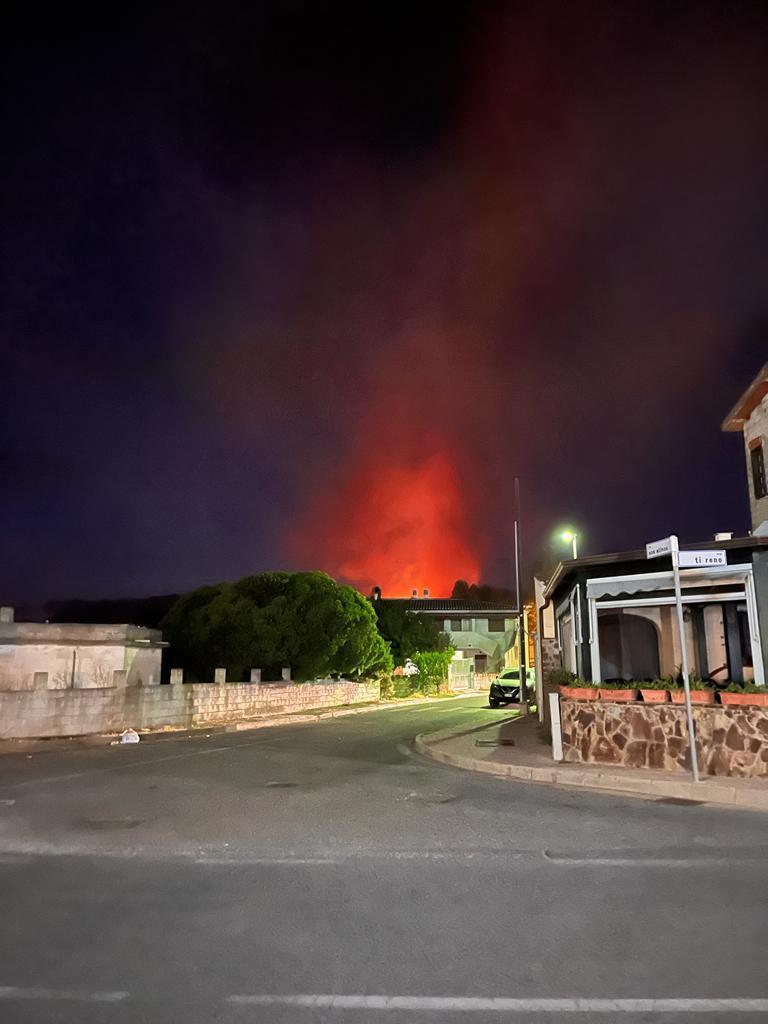 Incendio nella frazione balneare di Sos àlinos