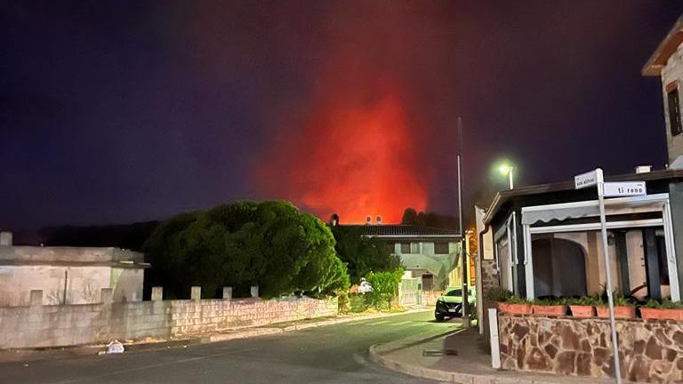 Incendio nella frazione balneare di Sos àlinos
