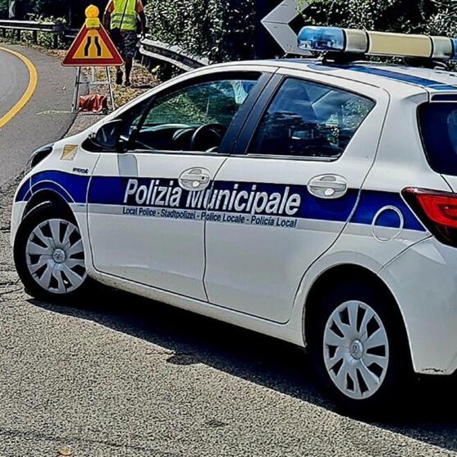San Cesario. Danneggia la recinzione di una casa e scappa “Beccato” dalle telecamere del Comune 