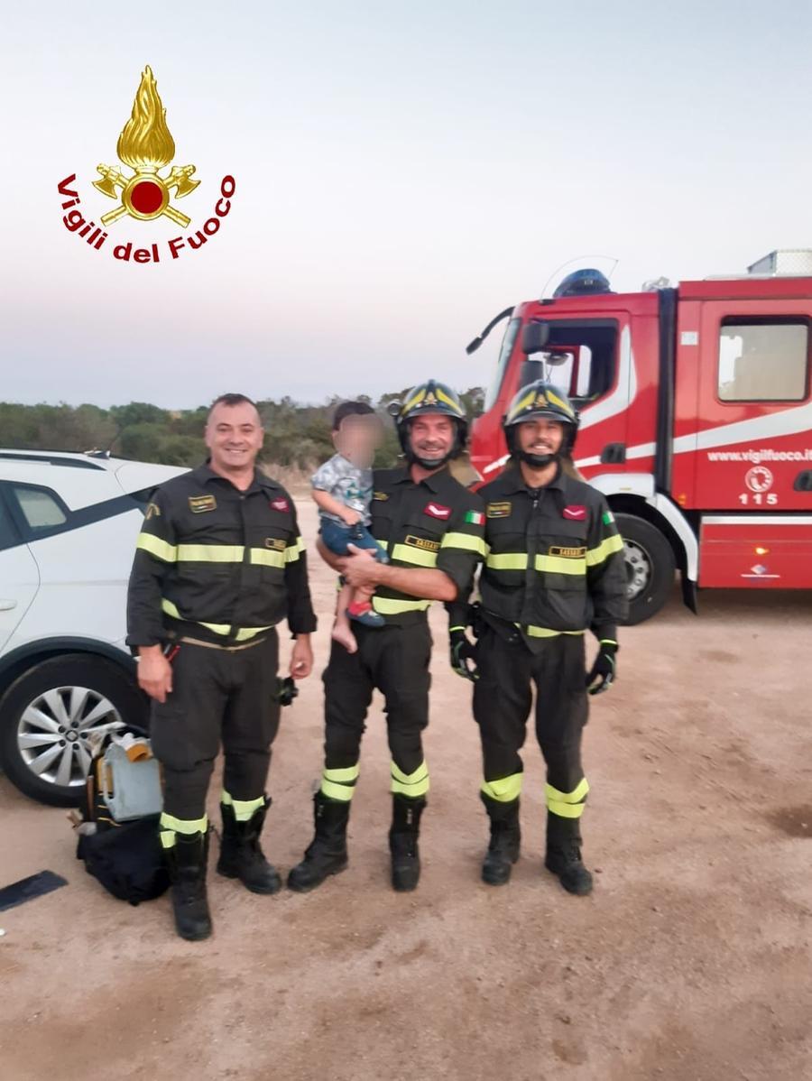 Bimbo rinchiuso nell’auto a Porto Cervo: lo salvano i vigili del fuoco