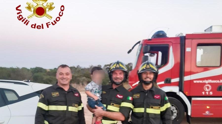 Bimbo rinchiuso nell’auto a Porto Cervo: lo salvano i vigili del fuoco