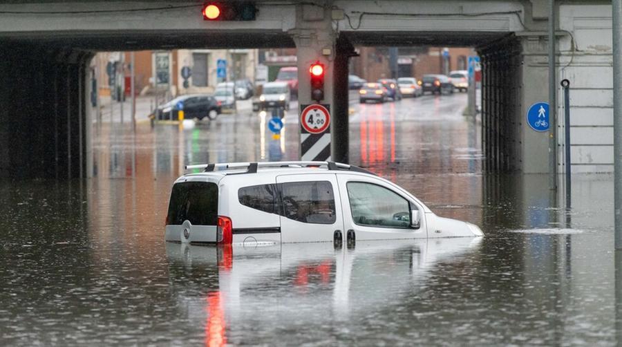 Bomba d’acqua, vie come fiumi. Si ferma pure il Petrolchimico