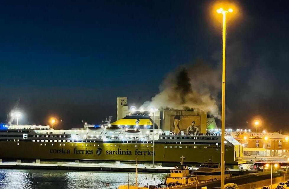 Un traghetto in partenza dal porto di Livorno. I fumi preoccupano molti residenti delle zone limitrofe della Fortezza Vecchia, riuniti nel Coordinamento Livorno Porto pulito. (Immagine gentilmente concessa da Laura Lezza)