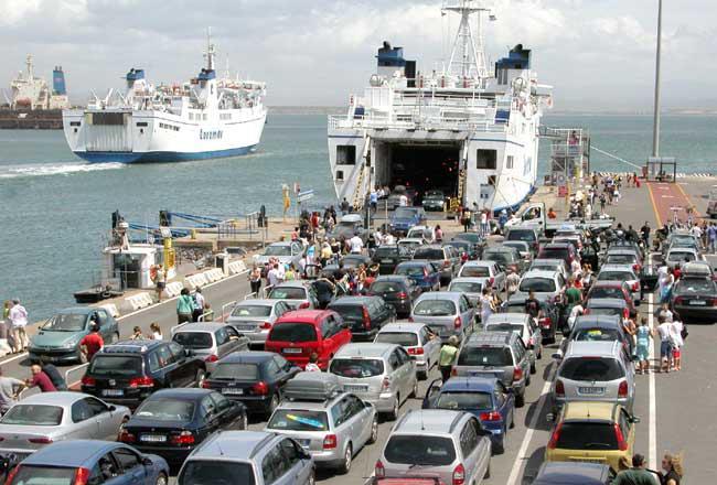 Un imbarco al porto di Piombino (Foto Pabar)