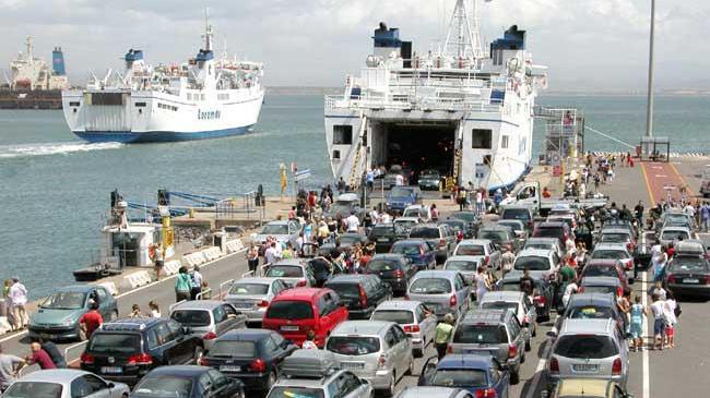 Un imbarco al porto di Piombino (Foto Pabar)