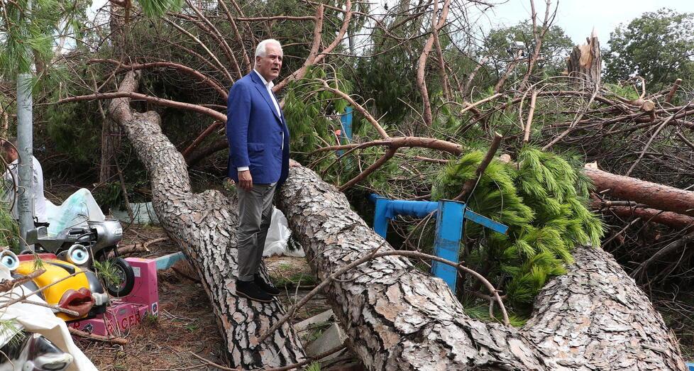 Il presidente della Regione Toscana Eugenio Giani nei luoghi del disastro assieme alla vicesindaca Roberta Crudeli