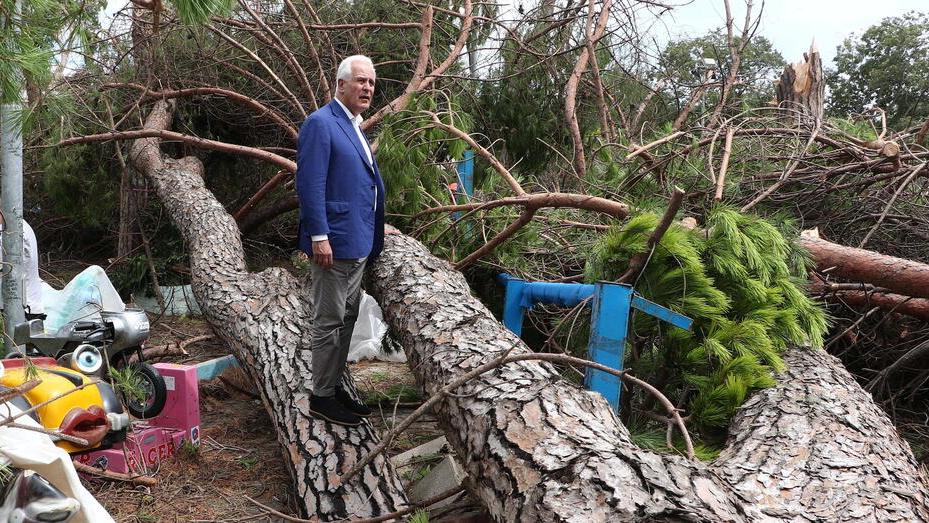 Il presidente della Regione Toscana Eugenio Giani nei luoghi del disastro assieme alla vicesindaca Roberta Crudeli