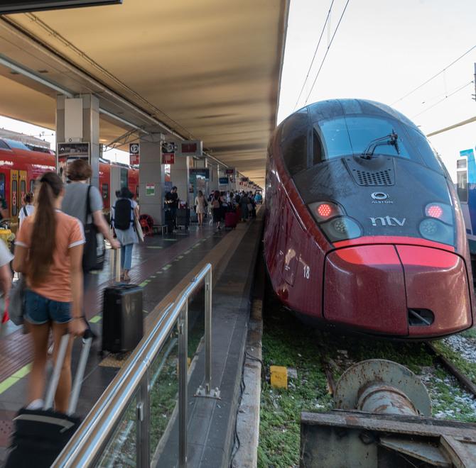 Stazione ferroviaria grande incompiuta, niente banca, negozi e farmacia 