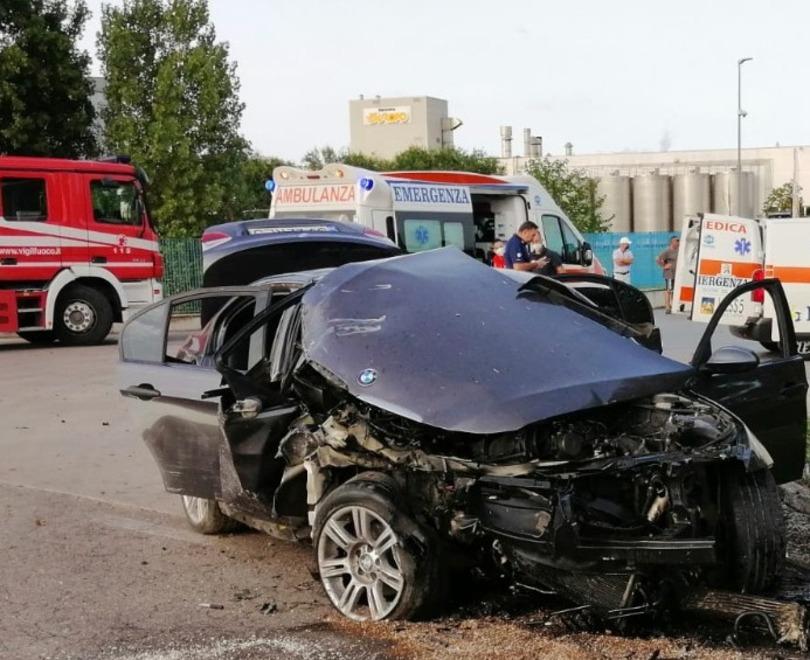 Causa due incidenti e fugge, fermato dalla Polizia locale 