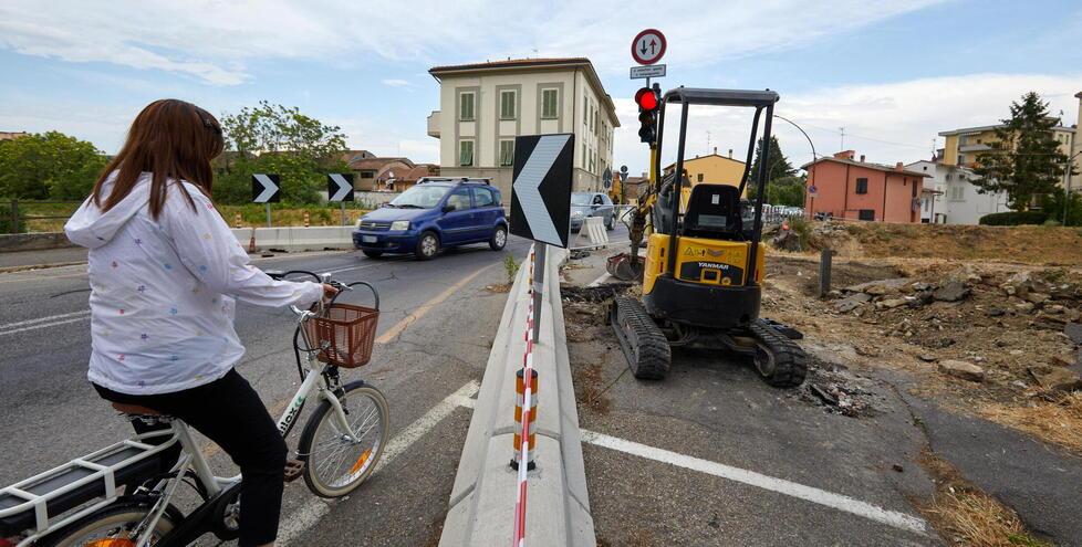 Nella foto di Autovino lavori in corso al ponte sull’Orme lungo la statale Tosco Romagnola