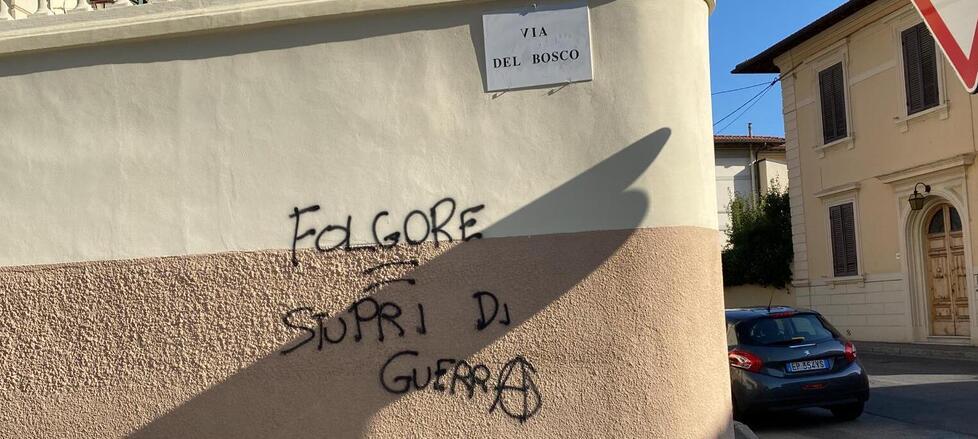 La scritta contro i parà