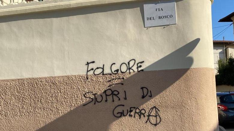 La scritta contro i parà