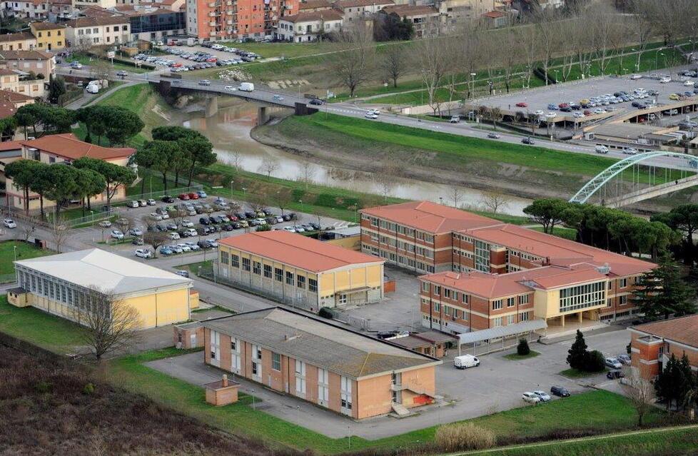 Veduta dall’alto di una parte del villaggio scolastico di Pontedera. In primo piano l’Itcg Fermi, più in alto a sinistra la sede del liceo classico (Foto Stefano Marinari)
