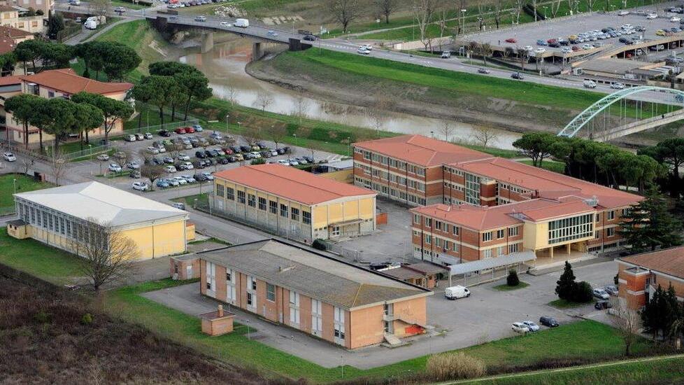 Veduta dall’alto di una parte del villaggio scolastico di Pontedera. In primo piano l’Itcg Fermi, più in alto a sinistra la sede del liceo classico (Foto Stefano Marinari)