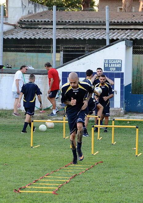 Nella foto i giocatori del nuovo Rosignano Solvay 1922 impegnati in allenamento in questi giorni allo stadio comunale (foto Michele Falorni/Silvi)