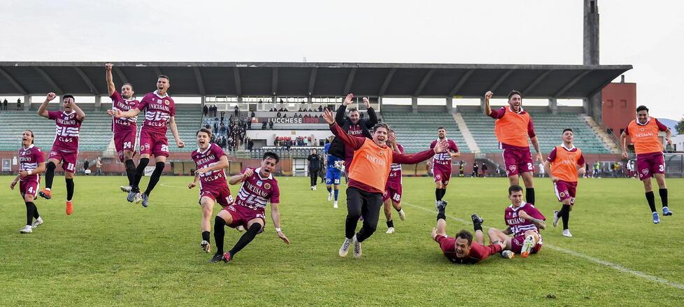 La festa del Tau dopo la promozione in serie D conquistata nel match con il Livorno