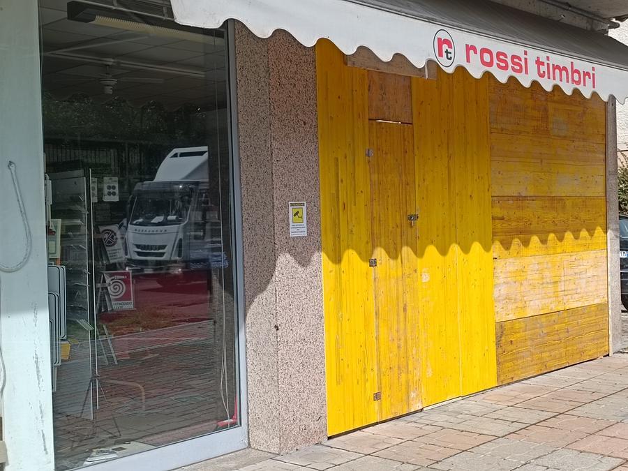 L’auto-ariete sfonda la vetrina: razzìa dei ladri alla Rossi Timbri