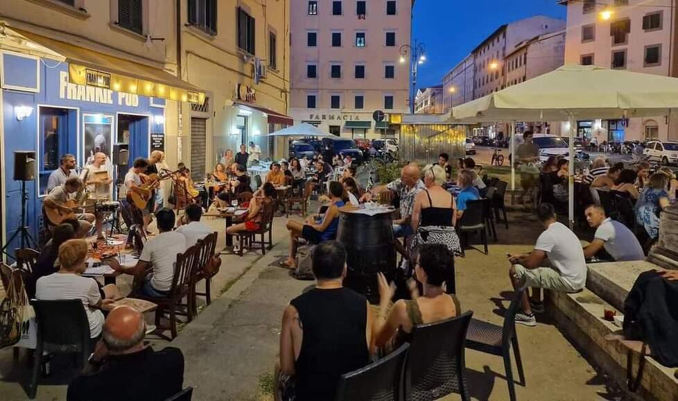 Il Frankie Pub: «Abbiamo riportato i livornesi in piazza dei Mille, ora sistematela»