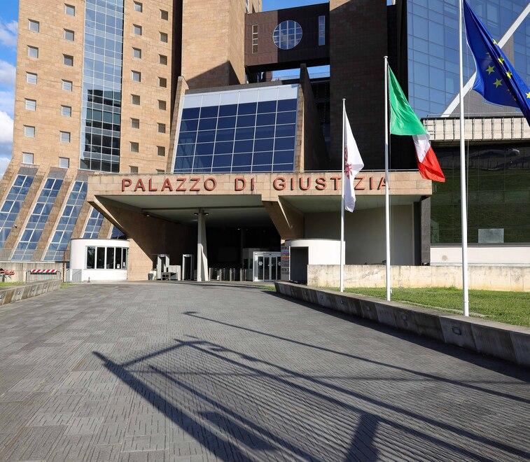 Fa autoerotismo a casa, le vicine lo filmano e finisce a processo