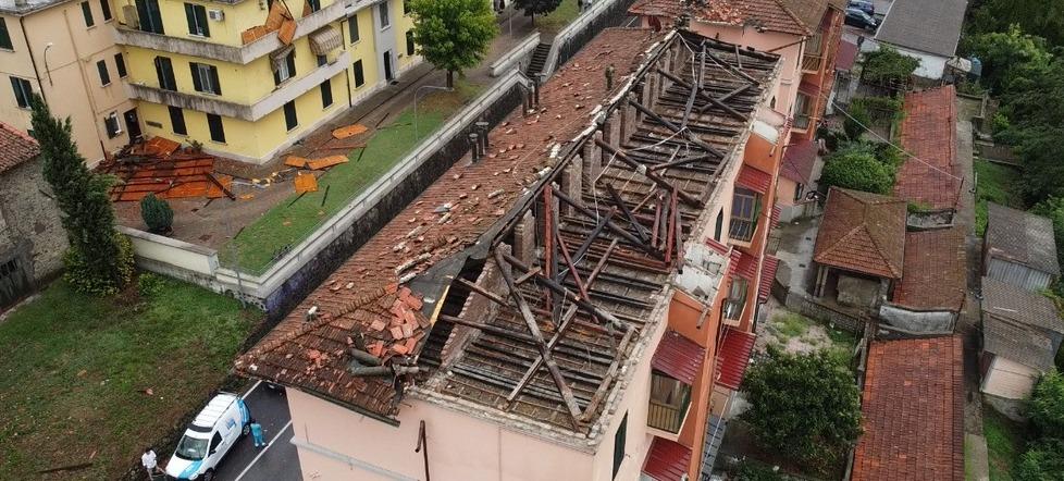 Il tetto scoperchiato dal vento di giovedì mattina